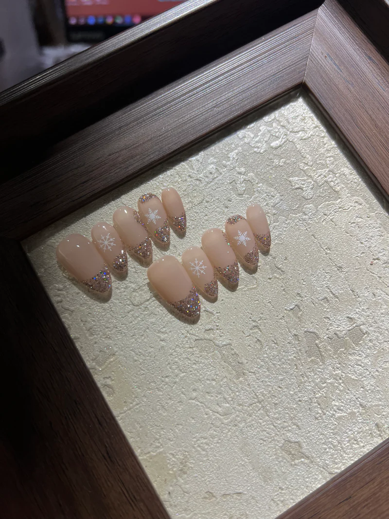 CHRISTMAS-TEN PIECES OF HANDCRAFTED PRESS ON NAIL